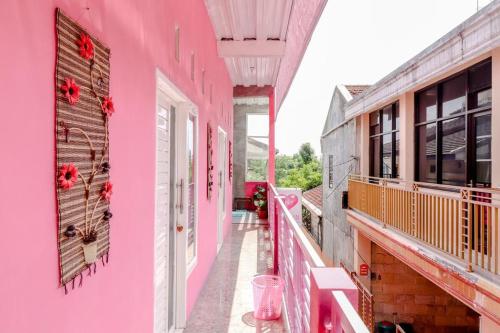 Μπαλκόνι ή βεράντα στο Pinky Guest House Syariah Kota Batu