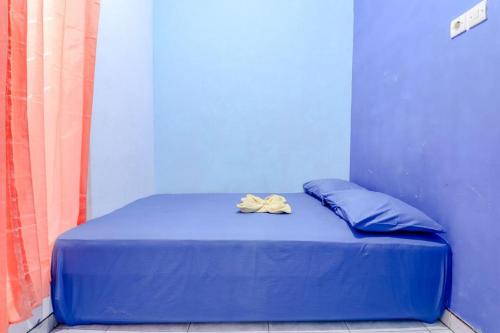 Postel nebo postele na pokoji v ubytování Pinky Guest House Syariah Kota Batu