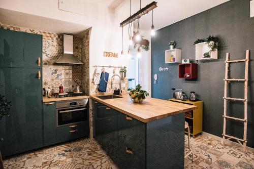 een keuken met groene kasten en een houten aanrecht bij Amalfi Coast Holiday House in Scala