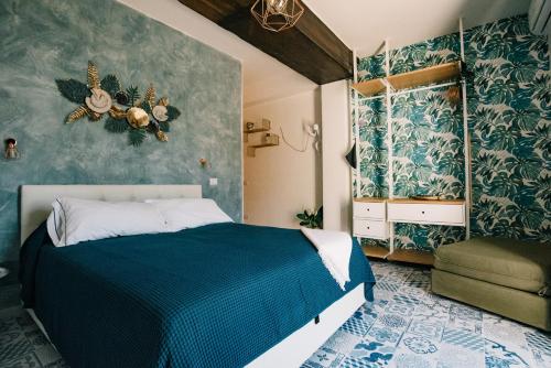 een slaapkamer met een blauw bed en een groene muur bij Amalfi Coast Holiday House in Scala