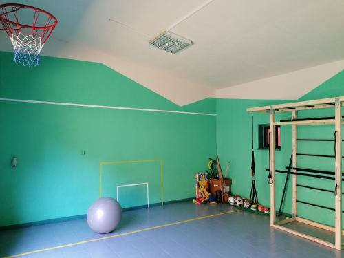 um ginásio com um cesto de basquetebol numa sala em Apartmán Trstinka em Trstené