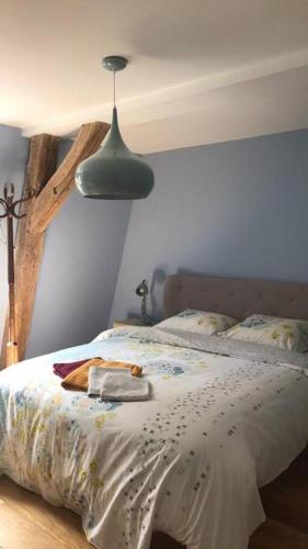 une chambre avec un lit avec une tête de lit en bois dans l'établissement Le Pan de Bois, à Bar-sur-Seine