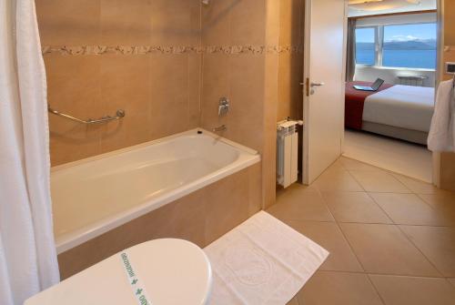 Postel nebo postele na pokoji v ubytování Hotel Tirol