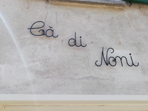 Eine Schrift an einer Wand mit den Worten ac del tante in der Unterkunft Cà di Noni in Gordevio