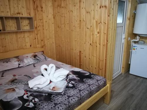 ein Zimmer mit einem Bett und Handtüchern darauf in der Unterkunft Vila Baciu in Tuzla