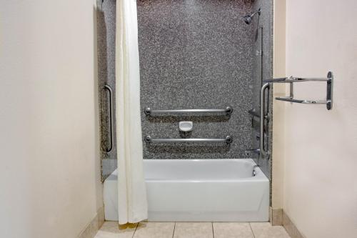 y baño con ducha y bañera. en Super 8 by Wyndham Humble - Atascocita - FM 1960 I-69, en Humble