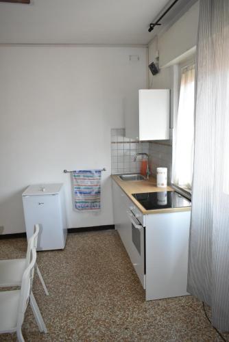 a small kitchen with a sink and a stove at Appartamento Paola in Mestre