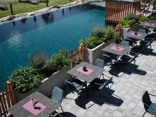 Výhled na řeku, která protéká v blízkosti hotelu