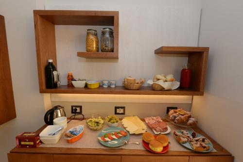 een tafel met veel borden eten erop bij B&B Maestrale in Tropea