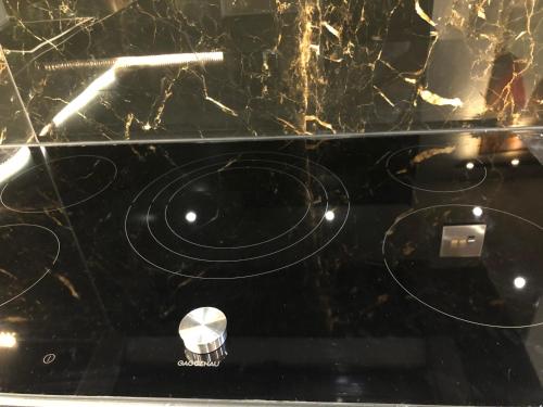 a black counter top with a silver object on it at The Percy's Heritage in Oxford