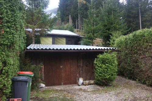 Un jardín fuera de Chalet Heidi BKK