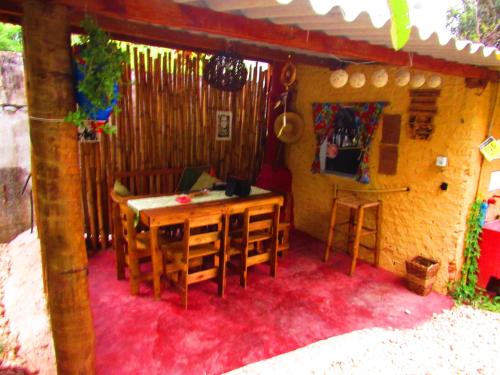 uma sala de jantar com mesa e cadeiras numa casa em Hostel Tiradentes em Tiradentes