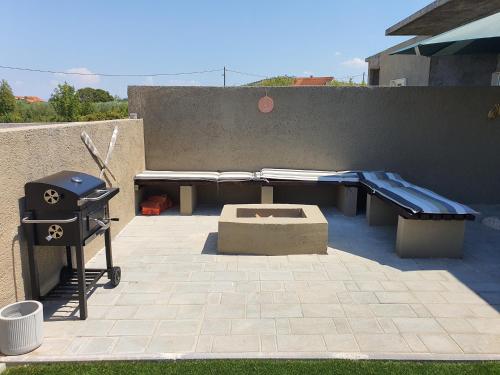- une terrasse avec barbecue et barbecue dans l'établissement La Dolce Vita Apartment, à Posedarje