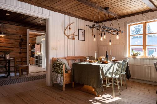 ein Esszimmer mit einem Tisch in einem Zimmer in der Unterkunft Taiga Forest Lodge in Gällivare