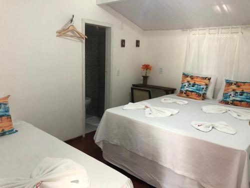 a bedroom with two beds with white sheets at Mar de Jeri in Jericoacoara