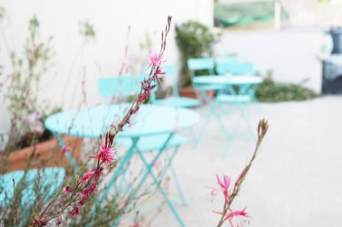 a blue table and chairs in a patio with flowers at Il Rifugio del Navigante in Otranto