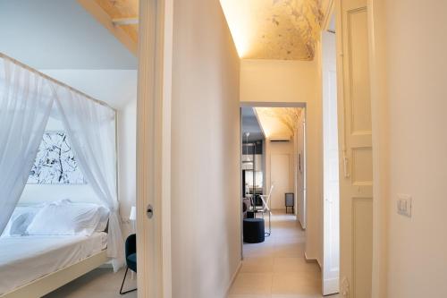 卡塔尼亞的住宿－Sant'Agostino Luxury Apartments，一间卧室设有一张床和一个窗口