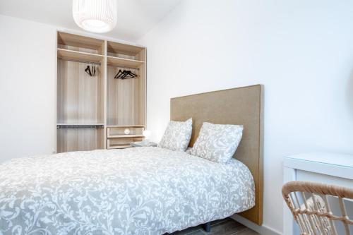 מיטה או מיטות בחדר ב-Apartamentos Dos Palmas