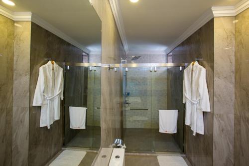 Uma casa de banho em The Alima Suites