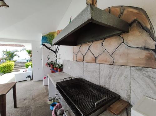 a kitchen with a grill in a room at Hostel las Palmas in Vilcabamba