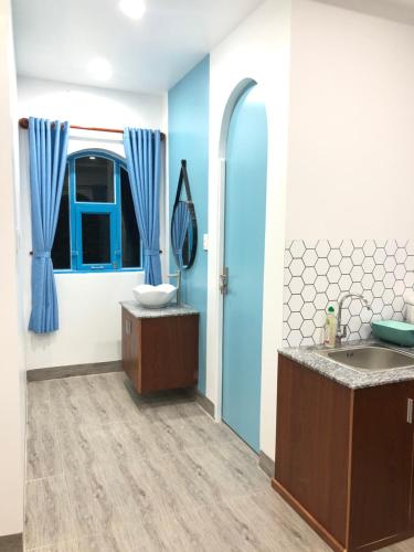 een badkamer met een wastafel en een spiegel bij suri mũi né homestay in Phan Thiet