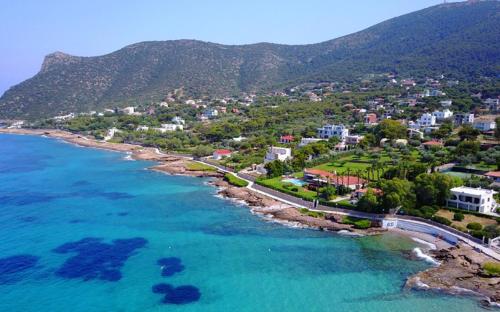 eine Luftansicht einer Stadt am Meer in der Unterkunft Sea & City - 10 min drive to the beach & Athens Airport in Markopoulo