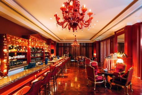 Orient-Anyi international Hotel tesisinde bir restoran veya yemek mekanı