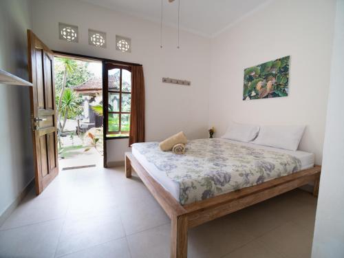un dormitorio con una cama en una habitación en Villa Ricca Eco Lodge, en Uluwatu