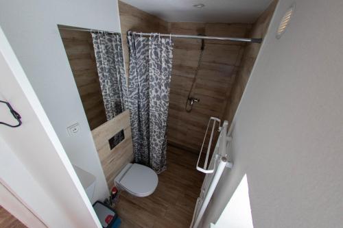 uma pequena casa de banho com WC e chuveiro em Privat VCELKA em Liptovský Mikuláš