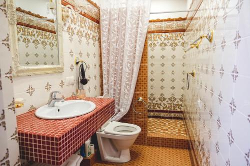 y baño con lavabo y aseo. en Bonita, en Zatoka