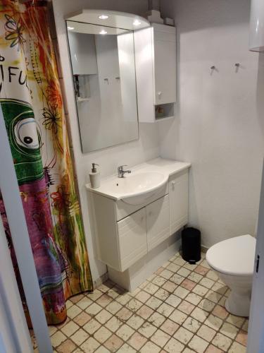 a white bathroom with a sink and a toilet at Hedegaard Anneks Skærbæk in Herning