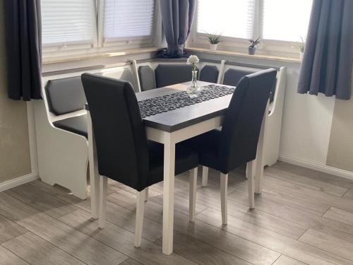 a dining room table with two chairs and a table and chairsktop at Schöne 54qm Fewo nahe Rostock und Warnemünde in Lambrechtshagen