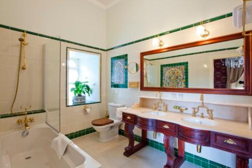 La salle de bains est pourvue d'une baignoire, d'un lavabo et de toilettes. dans l'établissement Château de la Verie, à Challans