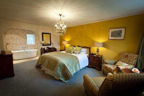 A bed or beds in a room at Northcote Manor