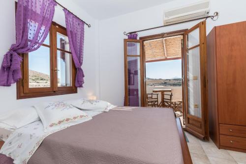 a bedroom with a bed and a window at Vesleme in Pachaina