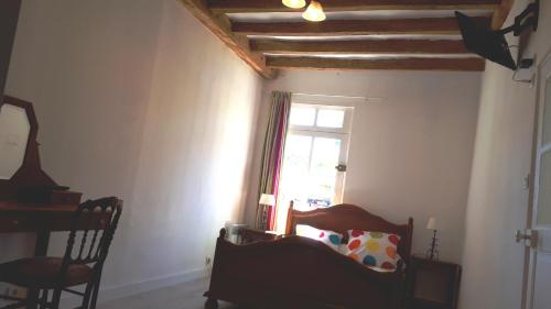 un salon avec un canapé et une fenêtre dans l'établissement Au cœur des châteaux et des vignobles de la Loire, à Huismes