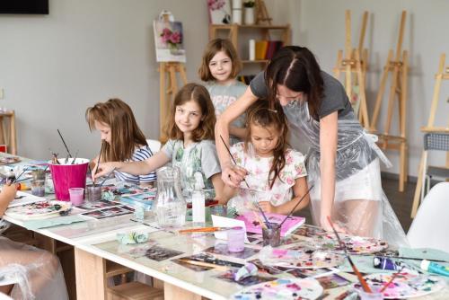 un groupe d'enfants assis à une table de fabrication artisanale dans l'établissement Corner House, à Odessa