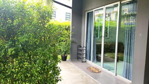 Taman di luar NIDO Guest House