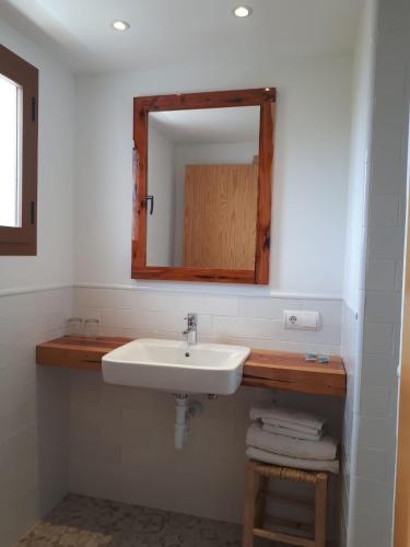 Ένα μπάνιο στο Hostal Marblau Ibiza