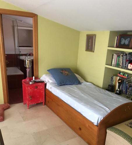 Habitación de 10m muy luminosa con balcón, baño independiente y vestidor, Madrid, Spania