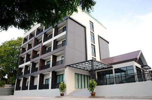 an image of a building at Re Riva in Ban Bang Bamru