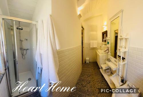 トロペアにあるSuites HeartHomeのバスルーム(シャワー、洗面台、トイレ付)