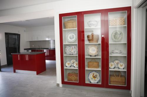 a display case with plates and baskets in a kitchen at Casa da Praça in Ponte de Sor