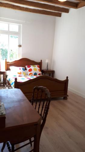 une chambre avec deux lits et une table dans une pièce dans l'établissement Au cœur des châteaux et des vignobles de la Loire, à Huismes