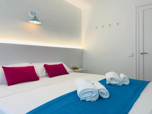 Llit o llits en una habitació de Seafront New Apartment Boutique