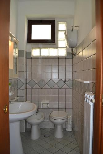 bagno con 2 servizi igienici e lavandino di Villa Merola a Novi Velia