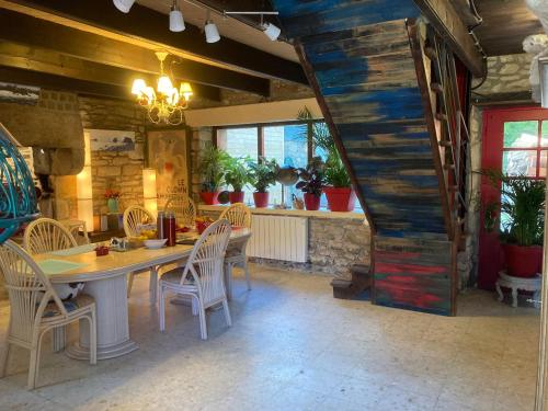 une salle à manger avec une table et des chaises dans l'établissement Moulin des Baleines de Kérandraon Plouguerneau, à Plouguerneau