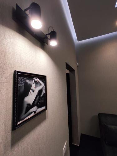 Una televisión o centro de entretenimiento en Levanevsky Hotel
