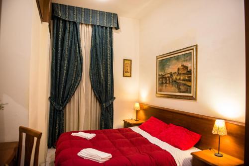 1 dormitorio con cama roja y ventana en alloggio turistico en Roma