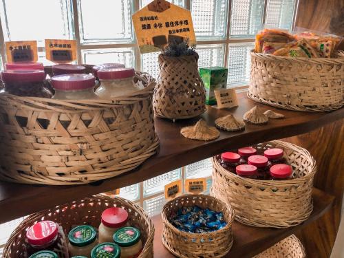 a display of baskets and other items on a shelf at 溪頭吉野民宿Ji-Ye in Lugu